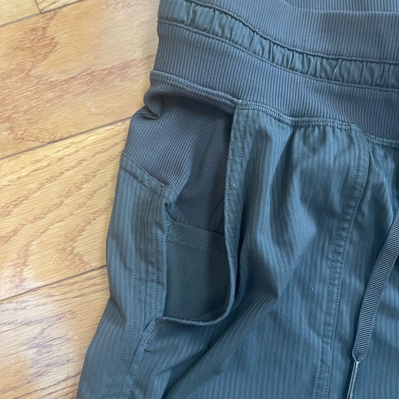 Lululemon Dance Studio Mid-Rise Khaki Green Athletic Pants Joggers Crop 25" Sz 4 - Picture 13 of 14